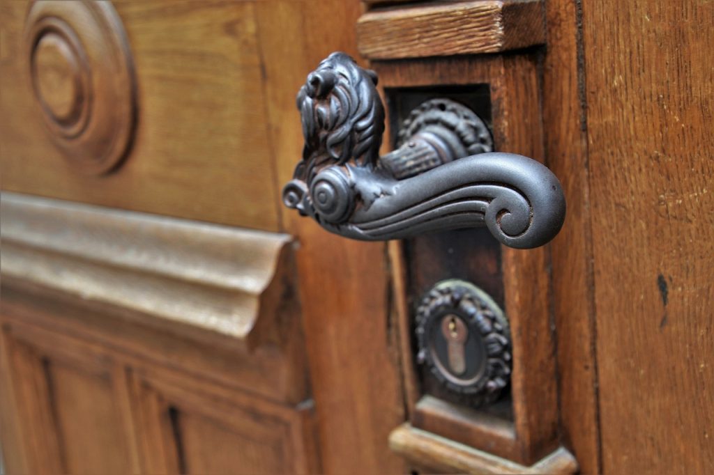 Klucz do domu marzeń - wybór idealnych drzwi wejściowych do domu jednorodzinnego